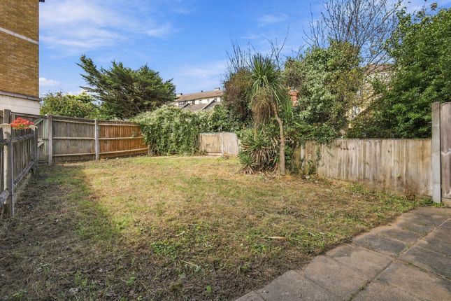 17 Gatcombe Road, London photo 4