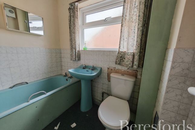 8, Meadow Way, Colchester photo 4