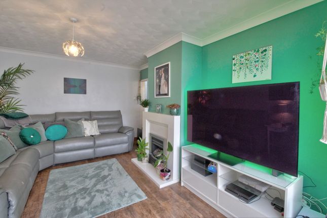 65 Collins Meadow, Harlow photo 3