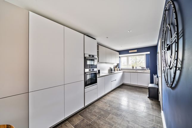 14, Mathews Close, Swindon photo 2