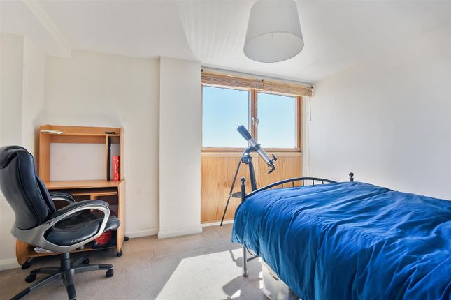 Flat for sale in Donnington Court, Donnington Road, Willesden, London