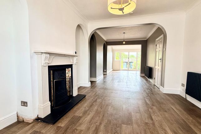 24, Buckhurst Hill photo 3