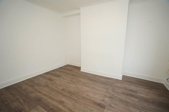 8, Carlton Grove, Bolton photo 2