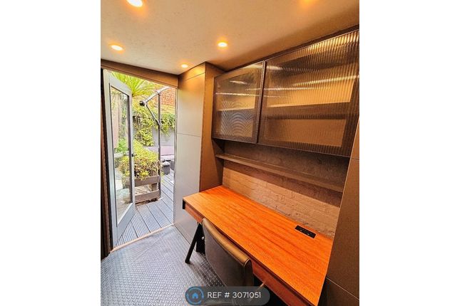 Flat, Cleveland Street, London photo 3
