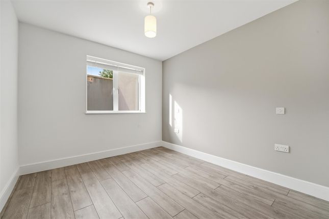 Flat 1, 28-34, Laurels Road,, Buckinghamshire photo 2