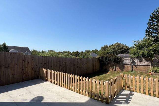 14 Castle Meadows, Bridgend photo 4