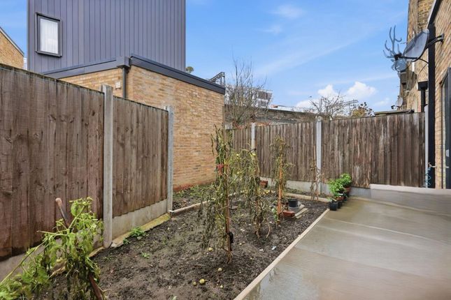 20 Chestnut Avenue, London photo 3