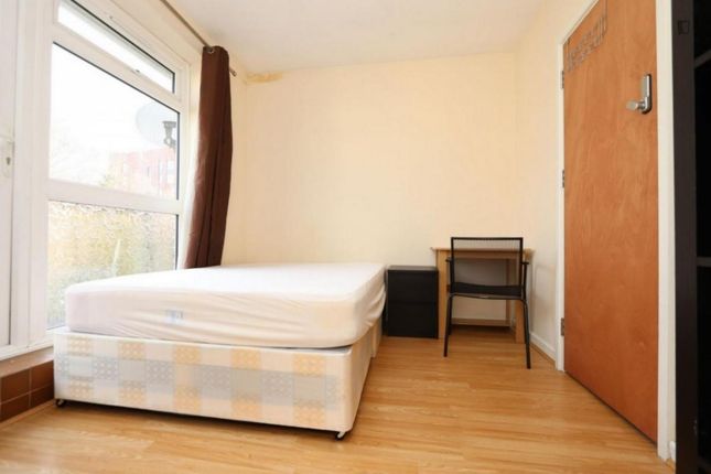 Room to rent in Capstan Square, London
