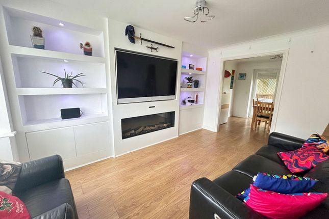 28 Elm Drive, Holmes Chapel photo 2