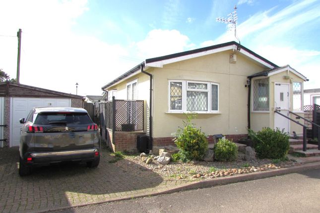 Mobile/park home for sale in Little Meadows, Woodside, Luton