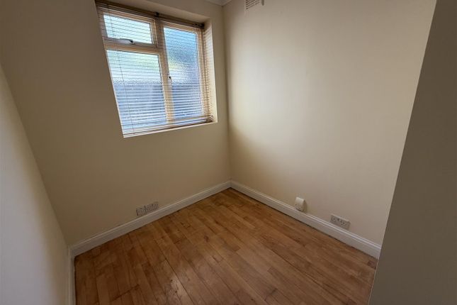 36, Beech Hall Crescent, London photo 5