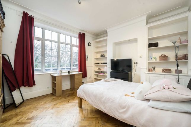 Flat for sale in Archway Road, London