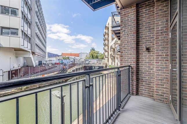 Flat 12, Regent Canalside, London photo 4