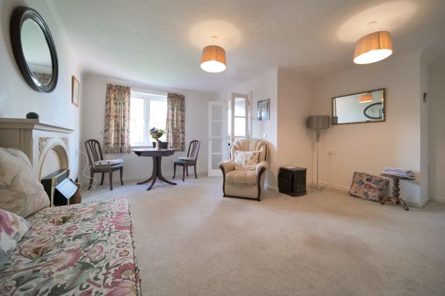 Flat 33, Giffords Court, Lowbourne, Melksham photo 2