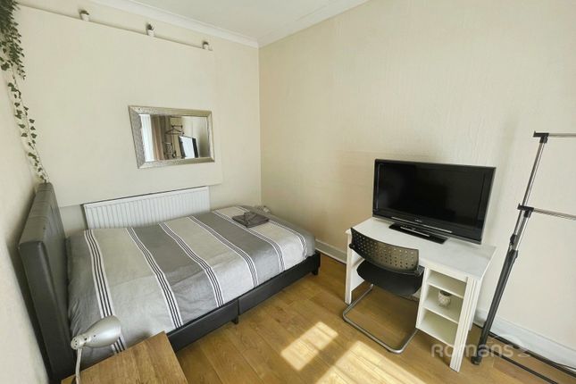 Room 2, 129, Caversham Road, Berkshire photo 2