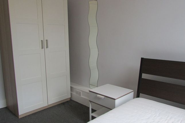 Thumbnail Room to rent in Peterborough Avenue, High Wycombe