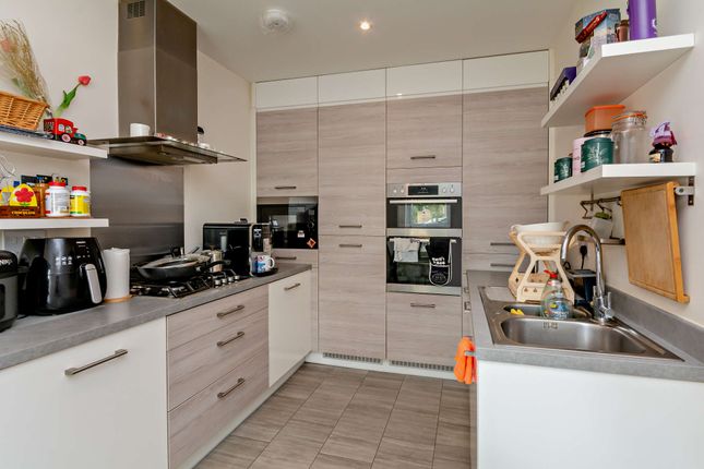 13, Hawker Drive, Addlestone photo 5
