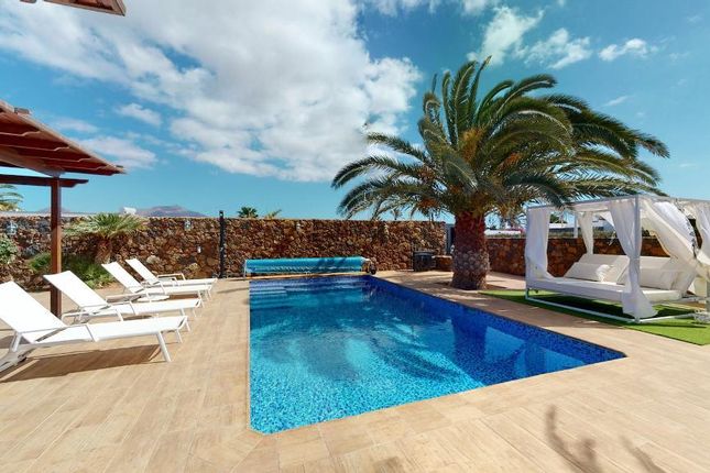 Villa for sale in Calle Inglaterra, Playa Blanca, 35580, Spain