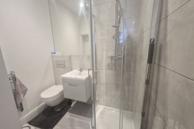 Alpha House, 190,Flat 6A, High Street, Egham photo 4