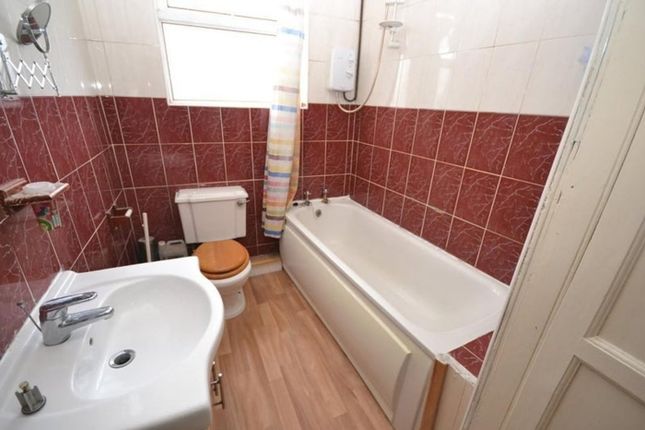 This Inviting Bathroom Features A Spacious Layout ...