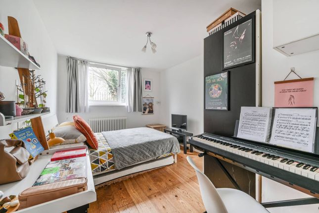 Flat for sale in Bolingbroke Grove, Between The Commons, London