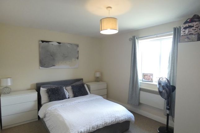 4, Honey Court, Farnborough photo 4