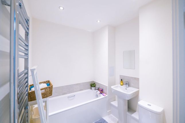 Flat for sale in Hickman Avenue, London