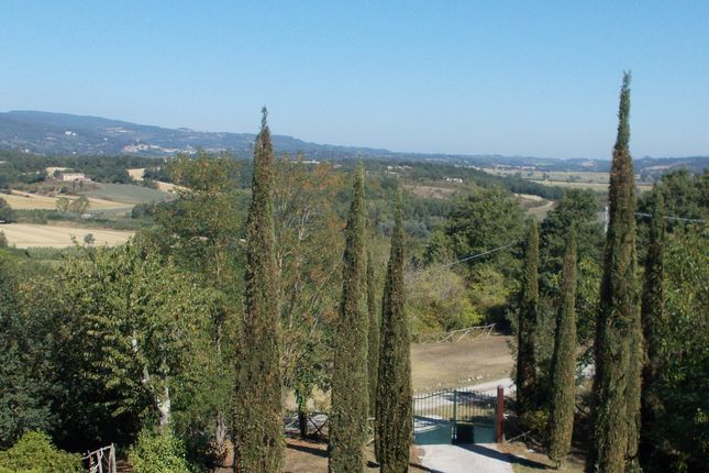 Country house for sale in It-027, Country House On Border Of Tuscany And Umbria, Italy