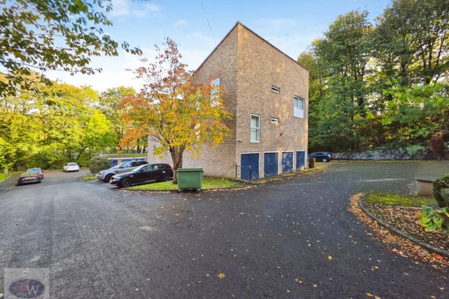 1-bed flat on Frizley Gardens, Bradford, £45,000