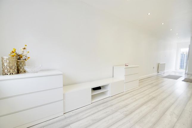 Room 1, 91 Church Road, Northolt photo 4