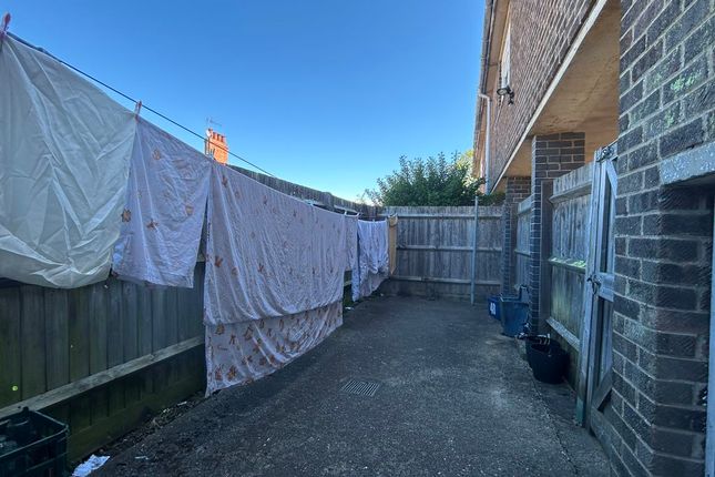 48, Thompson Street, Milton Keynes photo 3