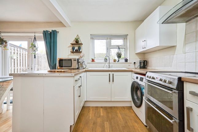 25, Shaw Leys, Leeds photo 4