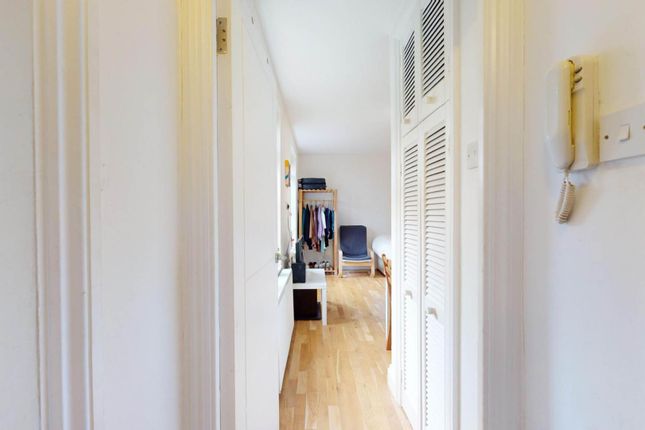 4 Courtfield House, Baldwin`s Gardens, London photo 4