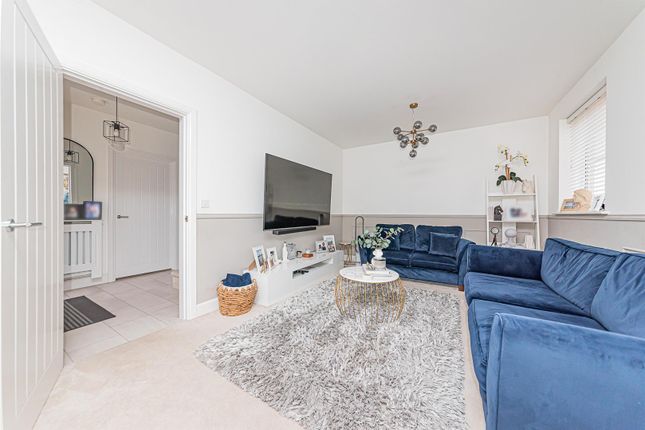 4, Rhodes Close, Winnersh photo 3