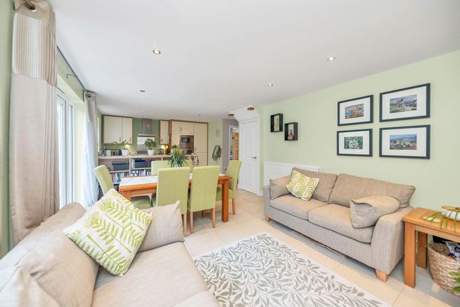 27 Hereford Way, Royston photo 2