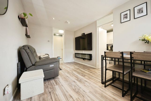 8 Cromwell Court,, Farrer Street, Bedford photo 2