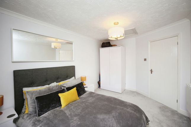 Flat for sale in Corinthian Court, Alcester