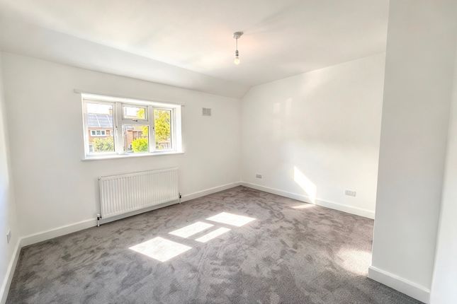 84 Hilldene Avenue, Romford photo 4
