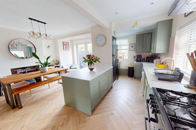 10, Newlands Grove, Halifax photo 2