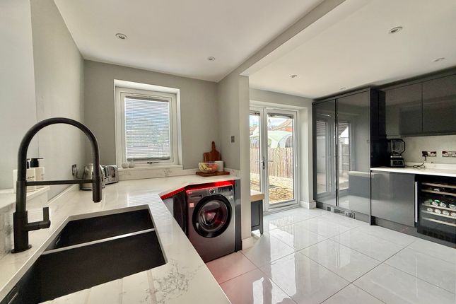 4 Tan House Lane, Pontefract photo 2
