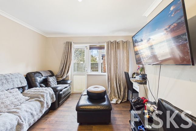 16, Moss Drive, Basildon photo 3