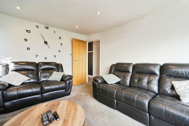 58, Southlands Grove West, Keighley photo 4