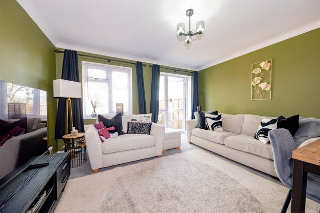 6, Victoria Court, Bagshot photo 2