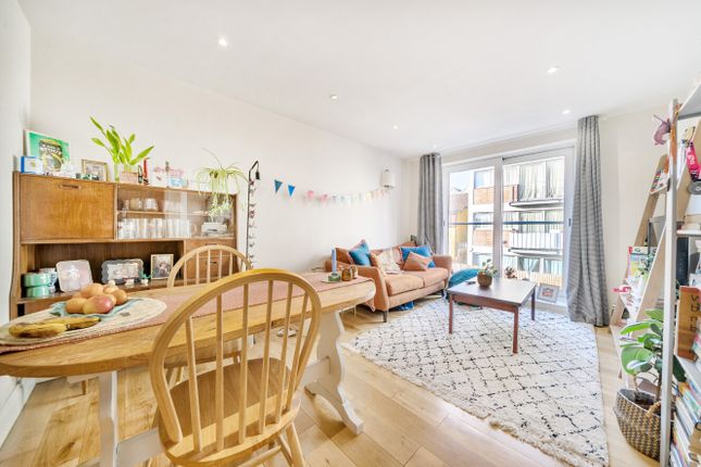 Flat 2 Maypole Court, 1, Mantle Road, London photo 3