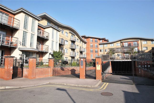 Flat to rent in Jubilee Square, Reading