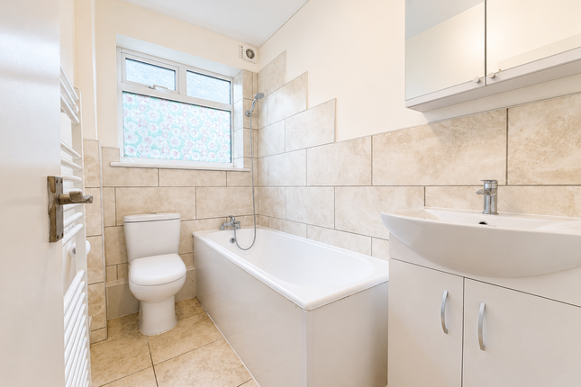 320, Staines Road, Feltham photo 3