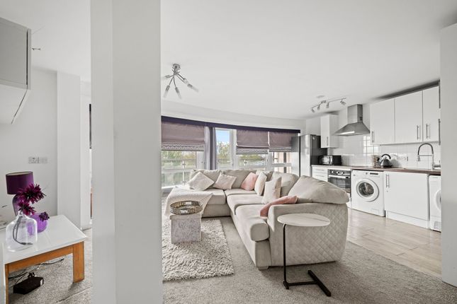 32 Phoenix Point Poplar Place, London photo 4