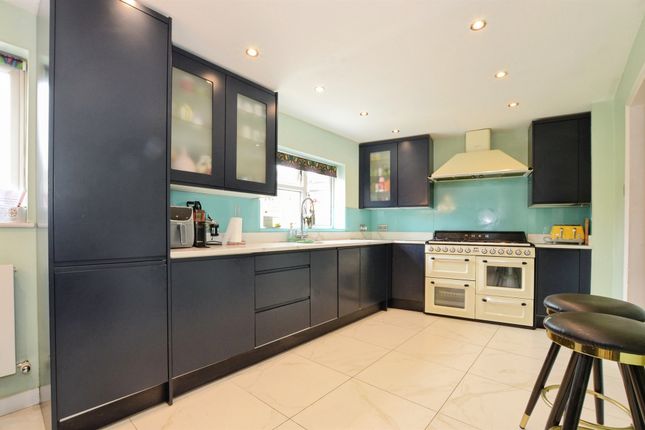 42, Farm Way, BUSHEY photo 2