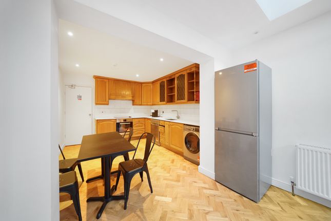 Terraced house to rent in Brick Lane, Shoreditch