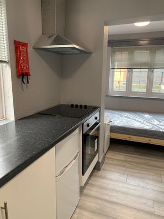 Thumbnail Flat to rent in Market Place, Gerrards Cross